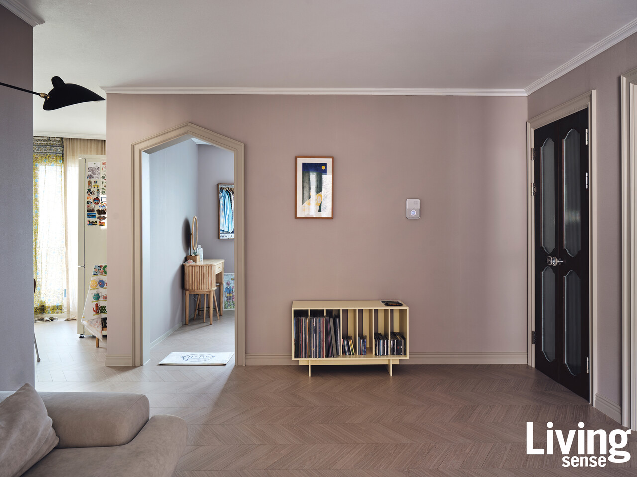 흔한 아치형 대신 삼각형으로 모양을 낸 오픈형 문. 지붕이 뾰족한 건물이 유독 많은 서촌이라는 동네 특성을 반영했다.