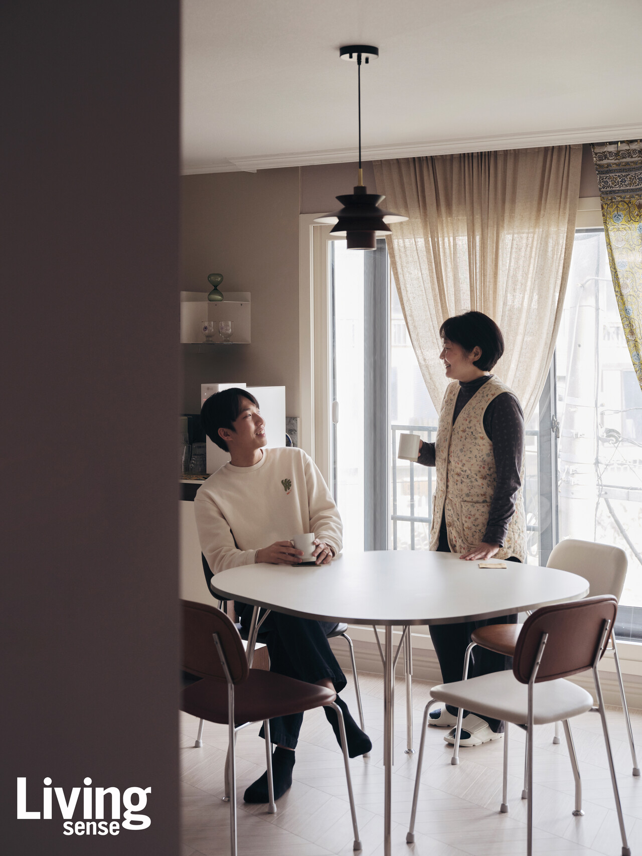 안정미 씨와 아들이 서로 다정하게 미소 지으며 마주 보고 있다,