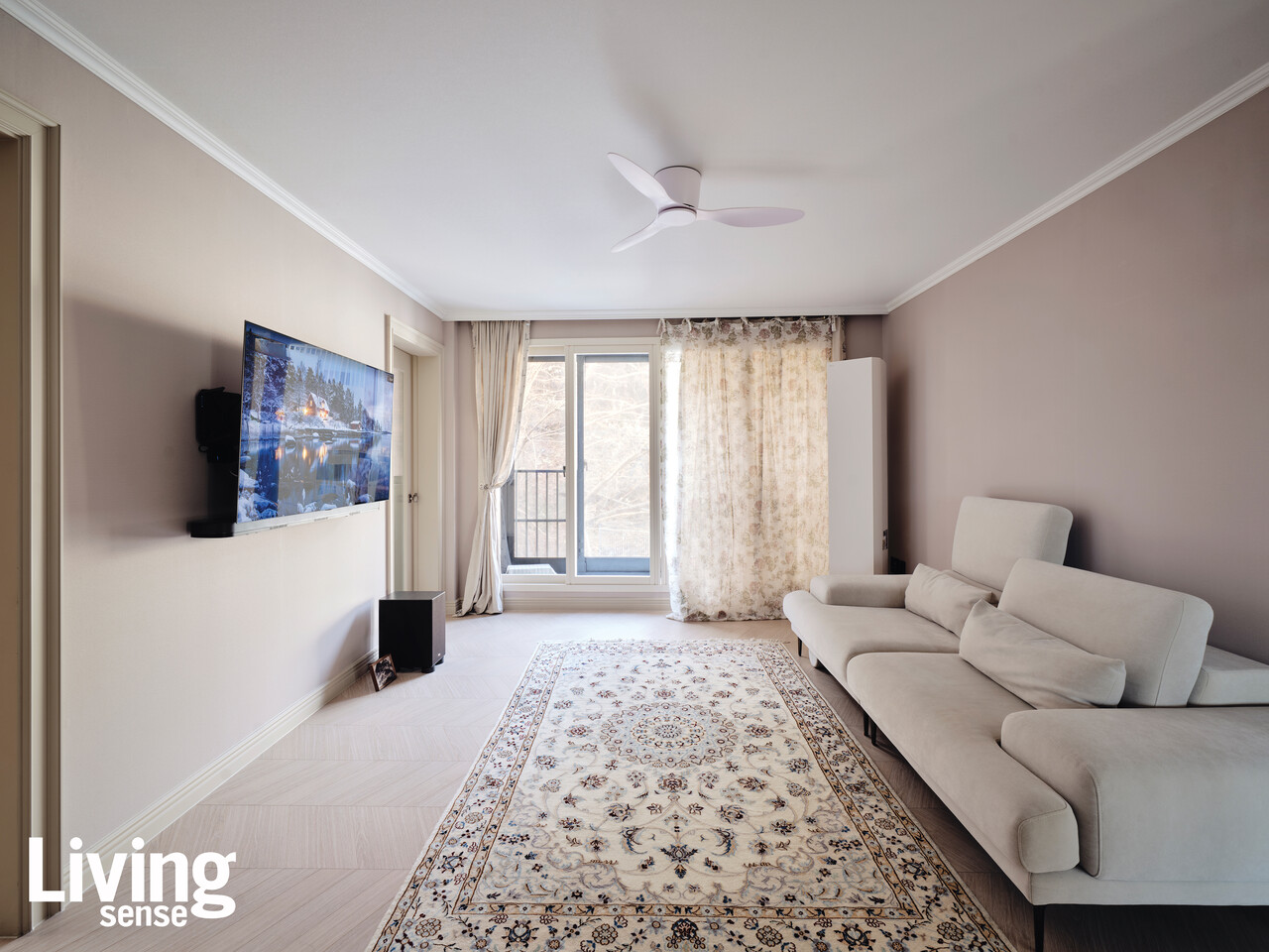 안정미 씨가 “자연광이 들어오면 색이 얼마나 예쁜지 몰라요”라며 만족스러움을 드러낸 은은한 라벤더 컬러 벽지. 옅은 색감의 셰브론 원목마루와 꽤나 조화롭게 어울린다.