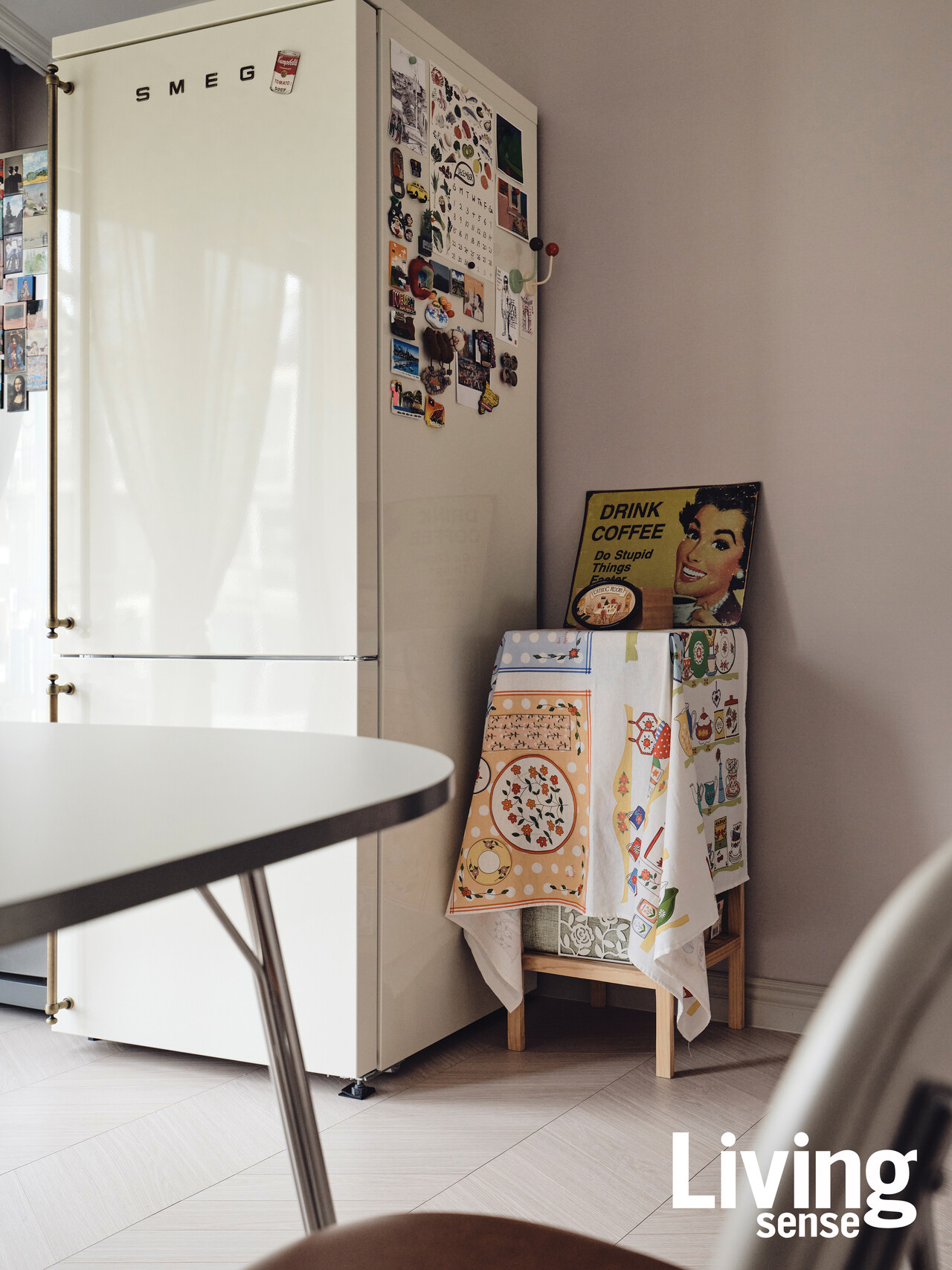 빈티지한 도어 손잡이가 달린 스메그 냉장고. 이 또한 노르웨이숲이 의뢰인에게 제안한 선택지로, 안정미 씨의 살림이 더해지니 한층 정겨운 풍경이 되었다.