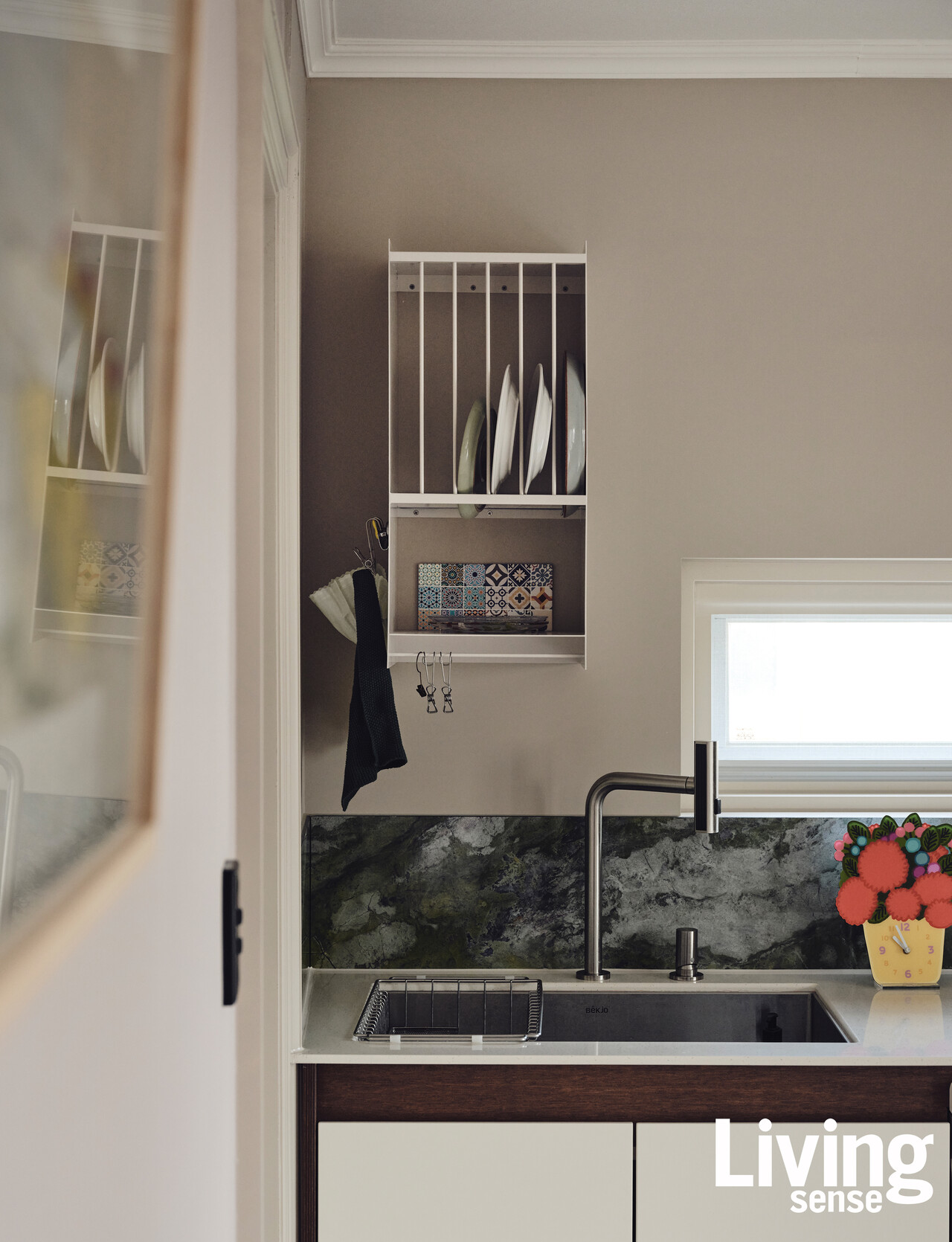  패턴이 과감한 아이리시 그린의 포세린 대리석을 포인트 월로 가미한 주방. 국내에선 시공 케이스가 드문 소재라고. 안정미 씨 집만의 분위기를 형성하는 포인트 요소다.