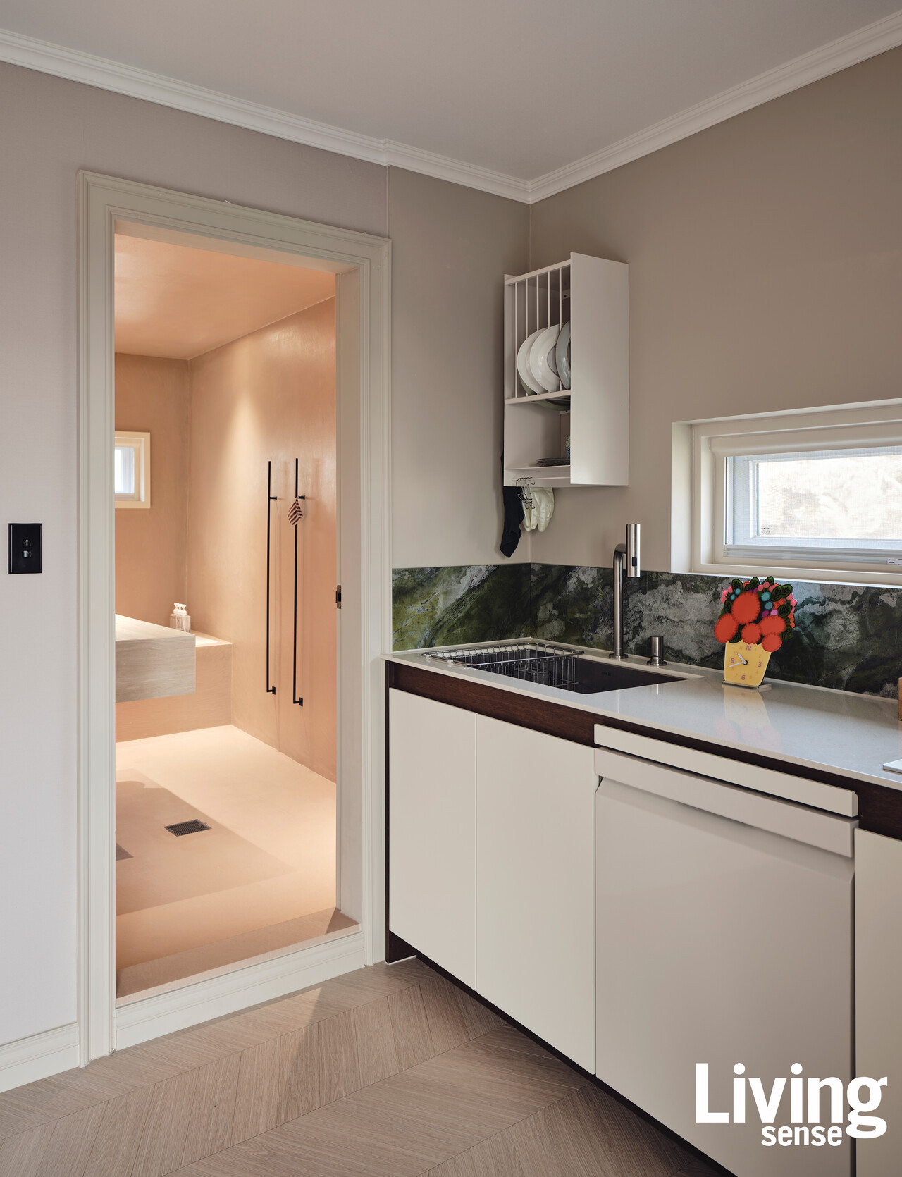 주방에서 바라보는 순간조차 기분이 좋도록 화사한 컬러를 화장실에 가미했다. 화장실과 주방이 가까운 이 공간의 구조적 단점을 보완한 탁월한 선택.