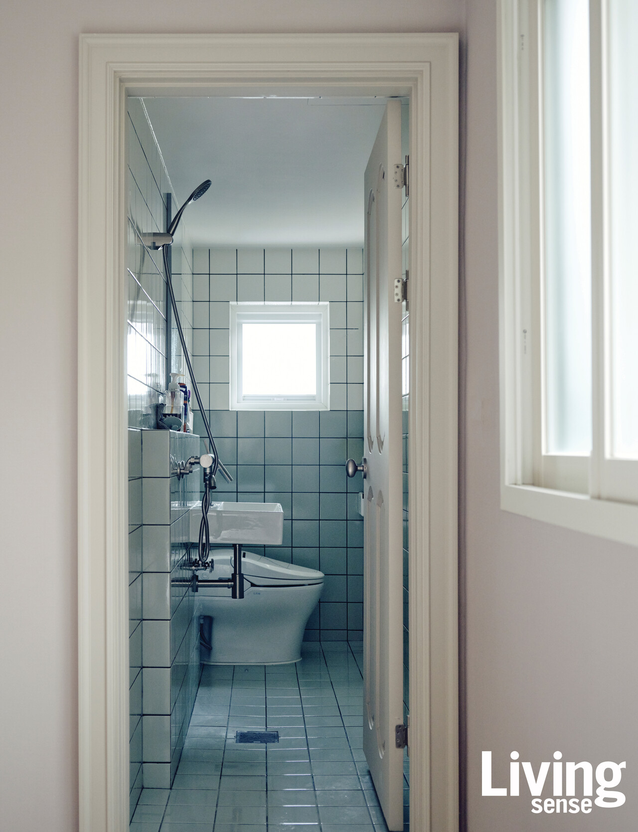 안정미 씨의 아들이 전용으로 사용하는 화장실. 가로 폭이 좁은 이 공간에서 구현해 낼 수 있는 가장 최적의 동선을 위해 공사 막판까지 적절한 폭의 세면대 수전을 찾는 데 공을 들였다.