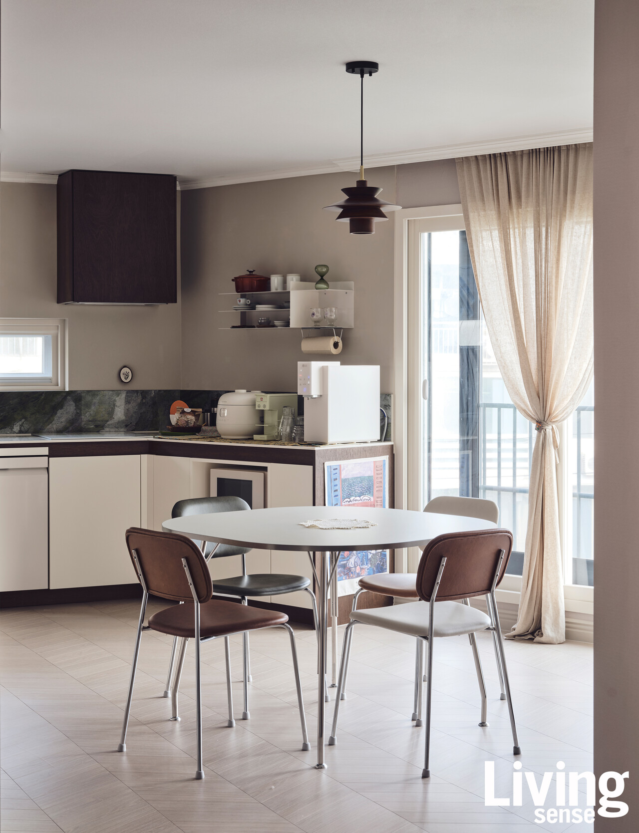 살림을 워낙 깔끔하게 유지하는 정미 씨. 그녀의 성향을 파악했기 때문에 이처럼 과감하게 상부장을 없앤 주방을 권할 수 있었다.