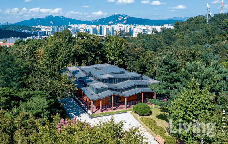 �������ӵ������� �ѱ����� ���� �幮 �������๰�̴�. ��ũ��Ʈ �ǹ������� ���� �� ���� �������� ��������. ���ÿ� ������ ��â�� �ֺ����� ���������� �ʰ� ��ȭ�Ӱ� ��췯����. ������ ������ �ٸ� ������ ��ġ ������ �ڶ� ���� ���ø��� ����ٰ���, ����� ���� �ھ� �־� �ϸ��� ����츮�� ������ �Ѵ�.