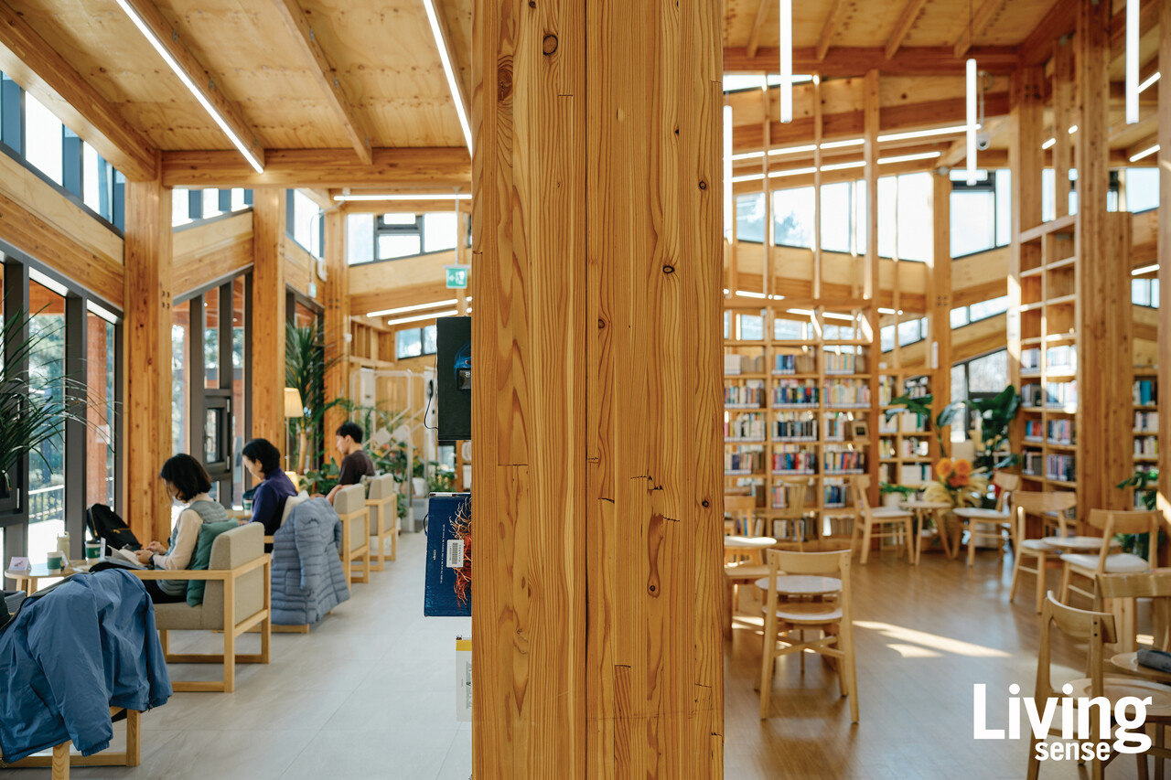 ������ ���� ���� �� ���� �뼺�뼺 ��ġ�� å�常�� �����ϴ� �������ӵ�����. �̴� ���� ���� ���� ���� ������ �����ϴ� ���� ���డ �̽� �� ���� �ο��� ������ ö���� ���帣�� ����Flowing Space���� ������ �Ѵ�. ���п� ������ ����� �ǵ��� ���� �پ��� ������� ��ȭ�����ϰ� Ȱ��ȴ�. �Ҹ��� �︲�� �ϳ� ���� ���డ�� �̰����� ����ȸ�� �ϸ� �����̰ڴ� �����Ѵ�.