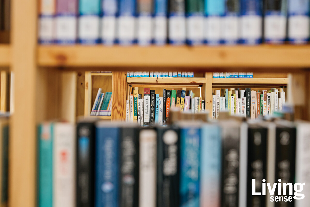 å������ �޸��� ���� �ʾ� å�� �ʸ� å���� ƴ ���̷� ����� ��ø�Ǿ� ���̴� å��. �̴� ���డ�� ������ ������ �ƶ������� �������ԡ��̶�� ������� ���� �����Ѵ�.