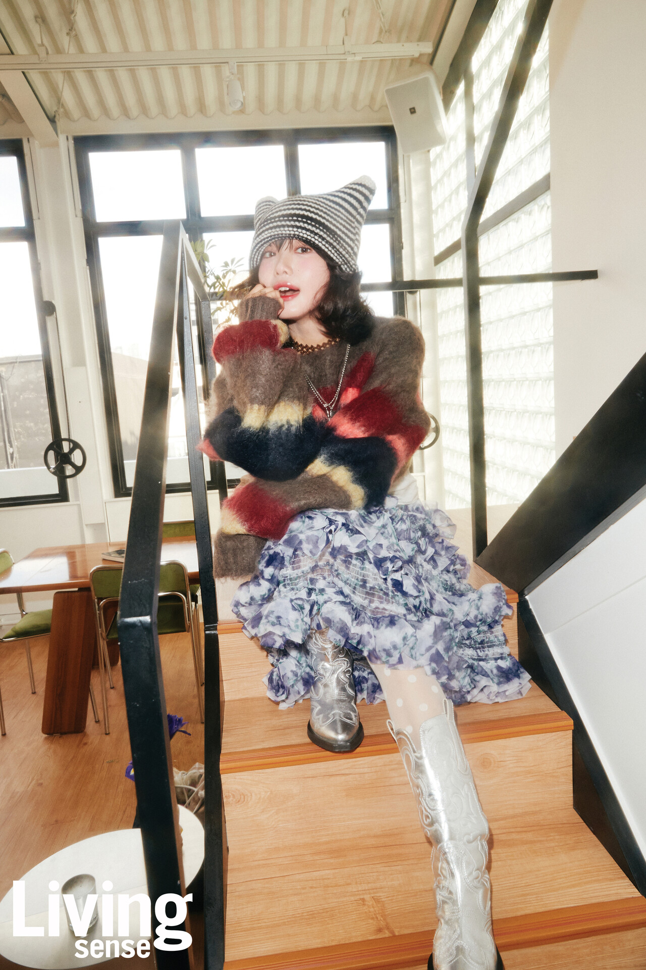 스트라이프 패턴 니트는 퍼버즈Perverze, 이너는 누아누nuuanu, 스커트는 수잔팡Susan Fang, 부츠는 가니Ganni. 네크리스는 헤븐 바이 마크 제이콥스Heaven by Marc Jacobs. 모자는 스타일리스트 소장품. 