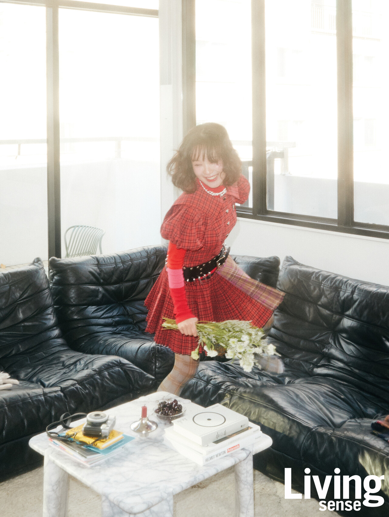 나이와 무관하게 그 순간 가장 푸르고 사랑스럽다고 느껴진다면,그것이 바로 청춘이 아닐까 생각한다는 한로로. 그녀야말로‘청춘’이라는 말이 더없이 잘 어울린다.