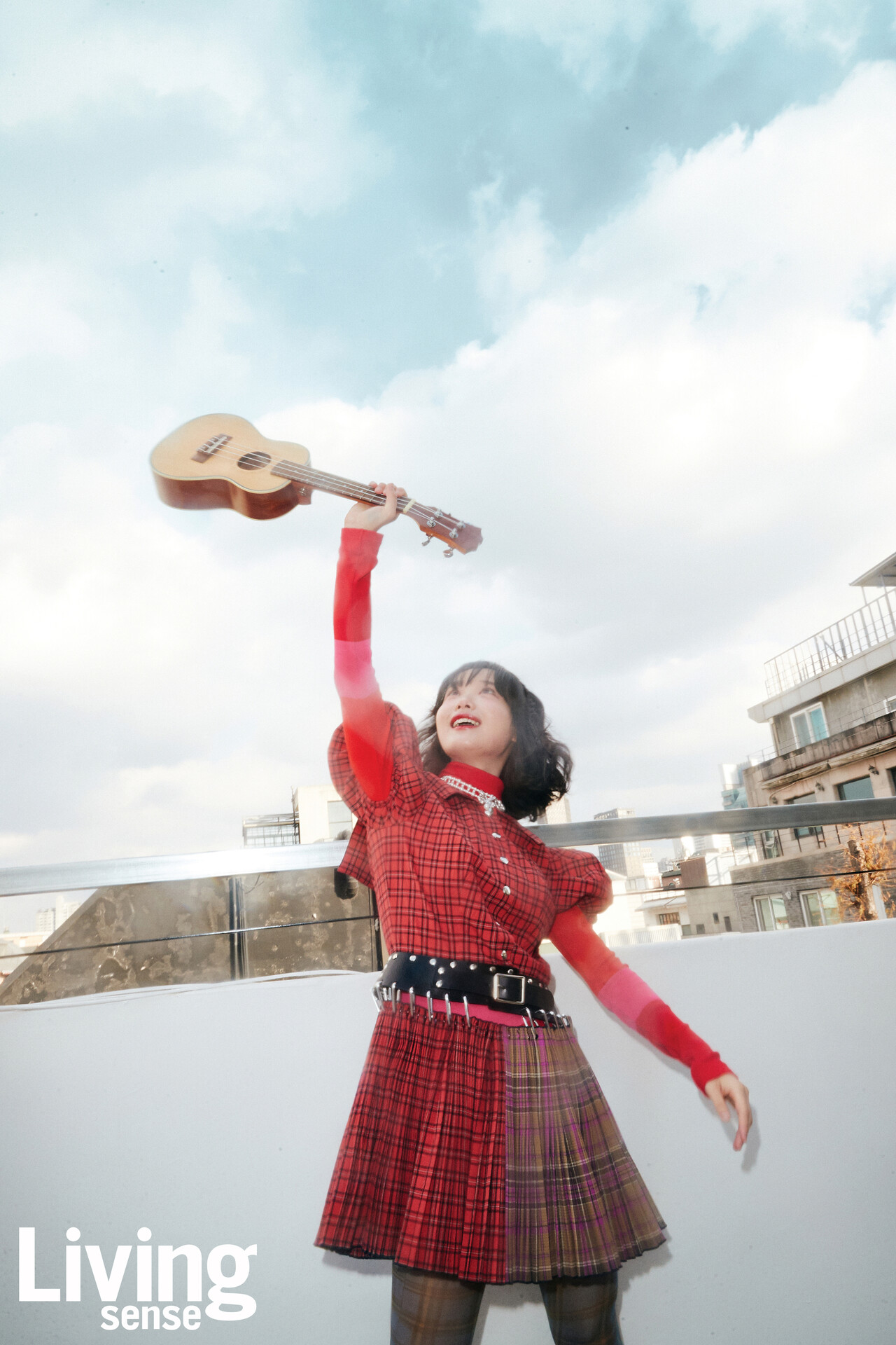 그녀가 가장 좋아하는 별명인‘아기락스타’가 떠오르는 모습. 현실이 아무리 차갑고 냉혹할지라도, 싱어송라이터 한로로는 사랑으로 돌파할 수 있다는 희망으로 노래한다.