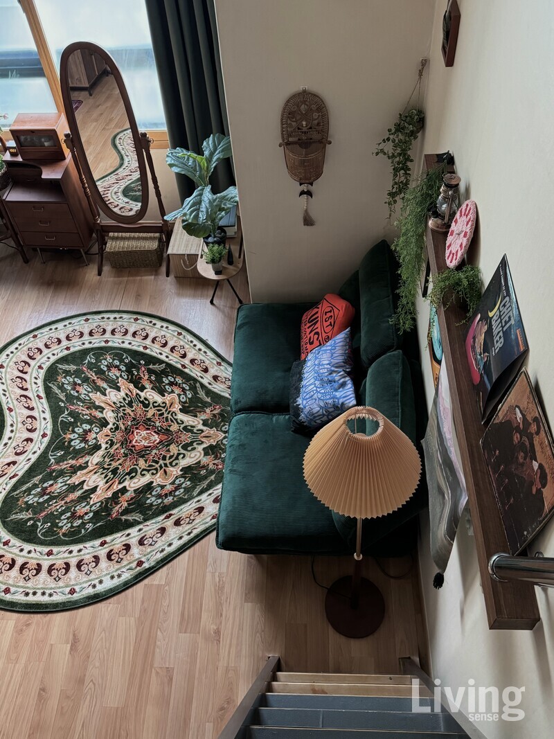 가장 애정을 담은 공간으로, 페르시안 패턴의 셰이투셰 러그와 딥 그린 컬러의 코듀로이 소파를 매치했다.
