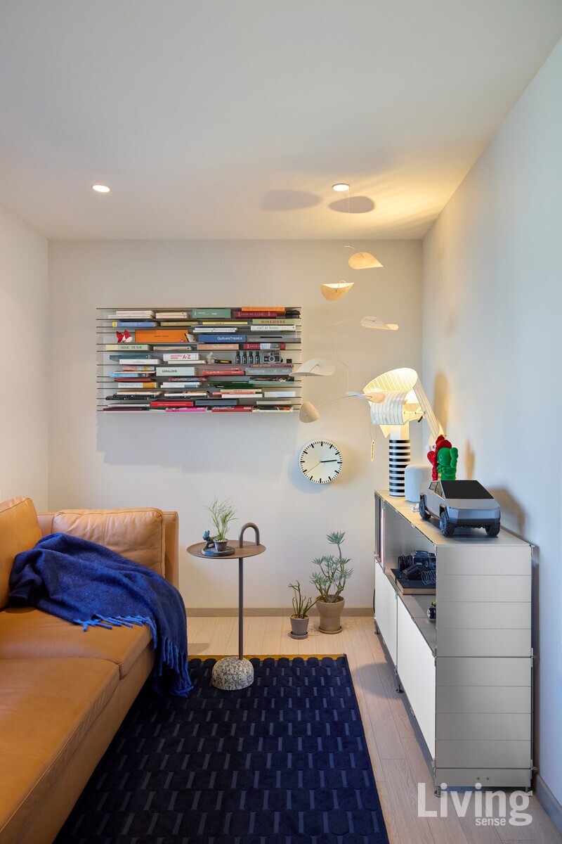  1층의 방에는 벽걸이 책장과 조명, 소파와 콤팩트한 사이드 테이블을 두어 서재이자 친구와 시간을 보내는 공간으로 활용한다.