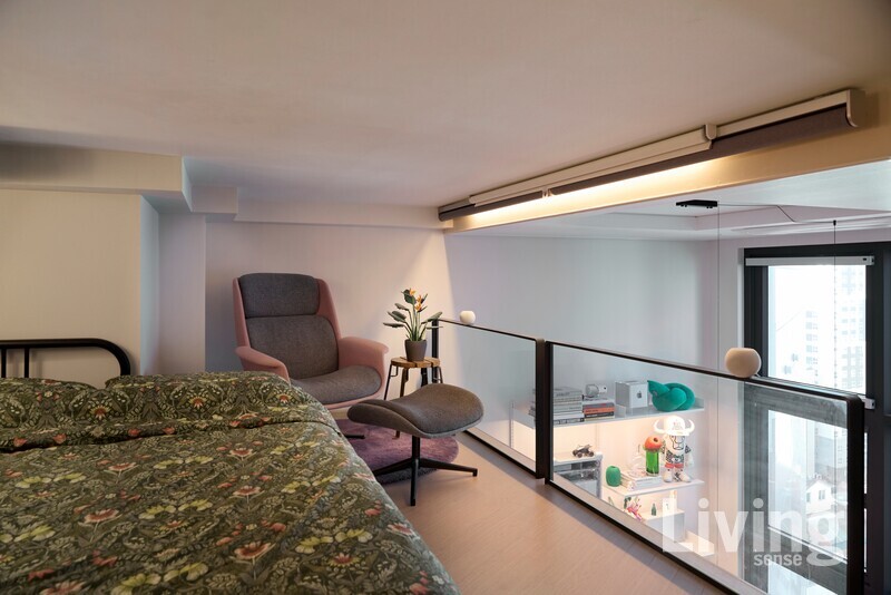 침실에는 암체어와 침대를 두어 온전한 휴식을 위한 공간으로 꾸몄다.