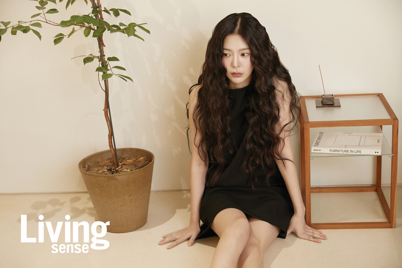 장재인이 걸친 심플한 블랙 원피스는 루에브르@maisonloeuvre.