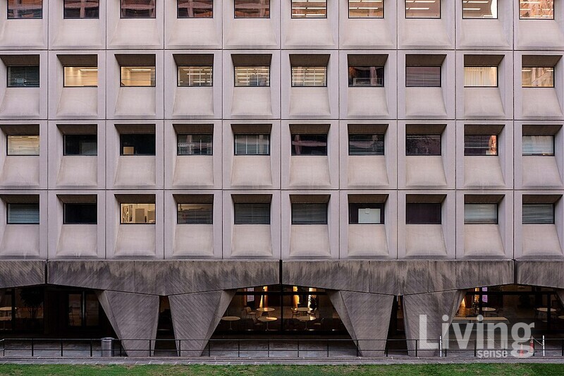 ​Buffalo City Court Building, 1971-74, Pfohl, Roberts and Biggiaver Building Facade by Smallbones, licensed under CC BY-SA 4.0, via Wikimedia Commons. 모더니즘 건축의 선구자 마르셀 브로이어가 설계한 로버트 C. 위버 연방 빌딩. 미국 워싱턴 D.C.에 위치해 있다. 