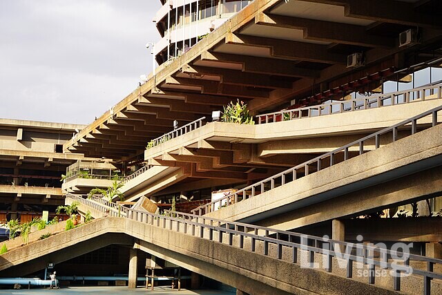 Kenyatta International Convention Centre, Nairobi, by Karl Henrik Nøstvik architect, entrance. 칸 앤 제이콥스와 제임스 A. 존슨이 공동 설계한 버팔로 시티 법원 청사. 완공한 지 50년이 지났으나 여전히 그 아름다움은 빛바래지 않았다.