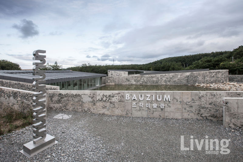 김인철 건축가는 서대문구 김옥길기념관을 비롯해 어반하이브, 페르소나, 바우지움 조각미술관 같은 한국 건축사에서 기념비적인 건물을 설계하였다.