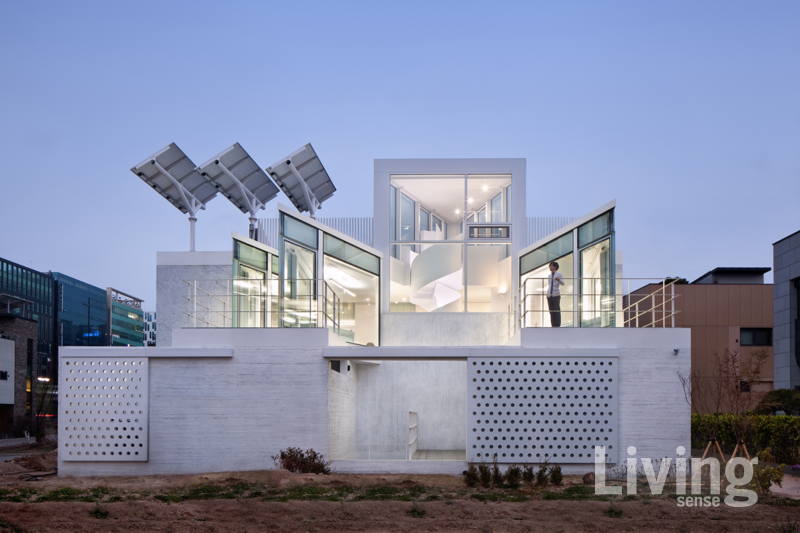 건축연구소 유토UTOlabs를 이끌고 있는 박태홍 건축가. 제29회 서울시 건축상을 수상한 ‘리첸시아 방배’와 단독주택 ‘소소헌’이 그의 대표작이다.