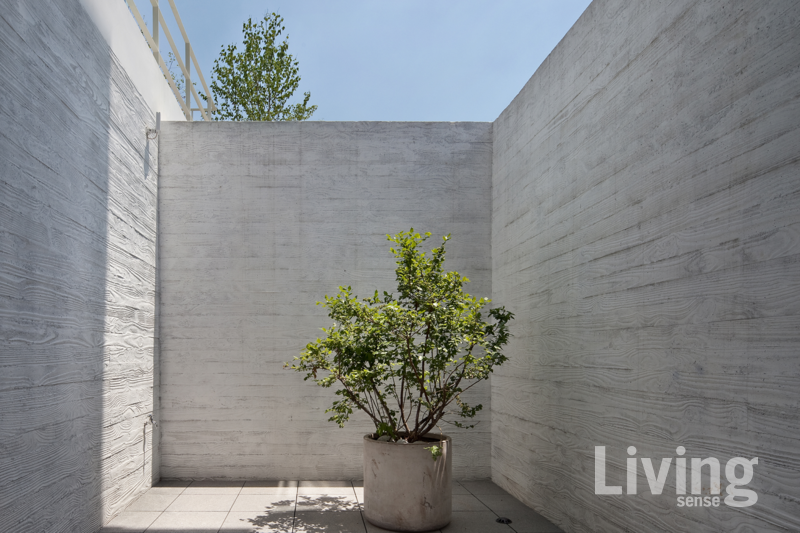 건축연구소 유토UTOlabs를 이끌고 있는 박태홍 건축가. 제29회 서울시 건축상을 수상한 ‘리첸시아 방배’와 단독주택 ‘소소헌’이 그의 대표작이다.