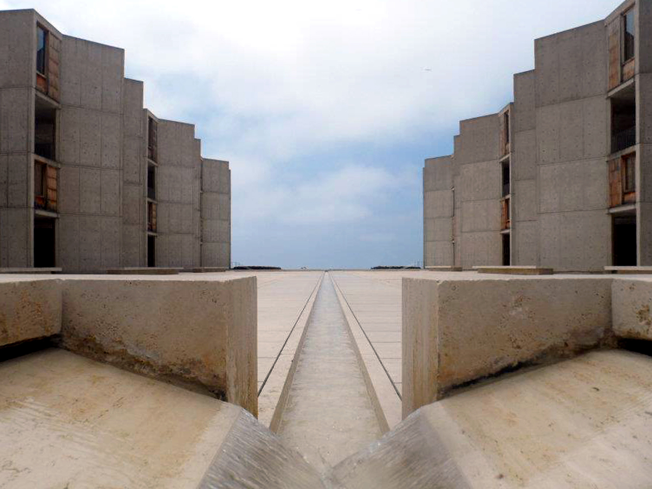 김인철 건축가가 실제 솔크 연구소를 방문해 직접 촬영한 사진. 장엄한 공간감이 느껴진다.