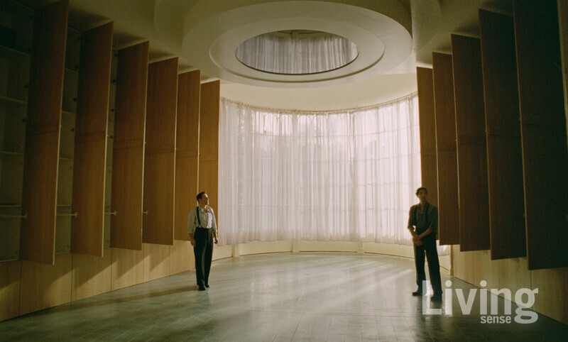 루이스 칸의 솔크 연구소를 연상시키는 영화 속 서재 장면.