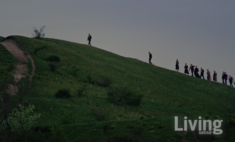 건축가 라즐로보다 선두에서 걷고 있는 클라이언트 해리슨.