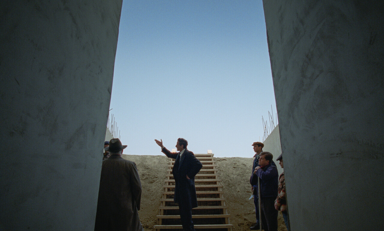 막대한 자본을 필요로 한다는 점에서, 영화와 건축은 닮았다.