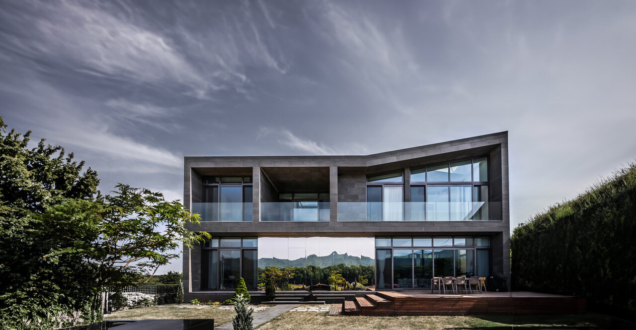 아이를 위한 부모의 마음이 담긴 ‘안상재’ 프로젝트는, 미래에 아이의 기억 속에 남겨질 집을 상상하며 지었다.