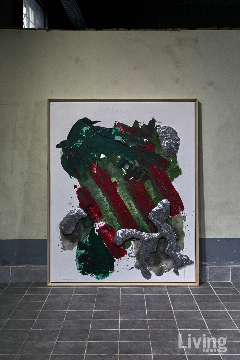 페인팅 작업도 겸하고 있는 박기민 대표.