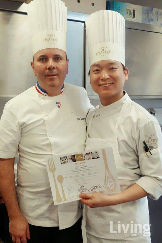 프랑스 요리학교에서 열정적으로 학업에 매진하며 최우수 졸업장을 받았다.