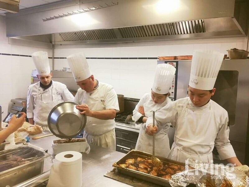 군복무 중 프랑스어 공부에 몰두했던 그는, 복학하는 대신 프랑스로 떠났다.