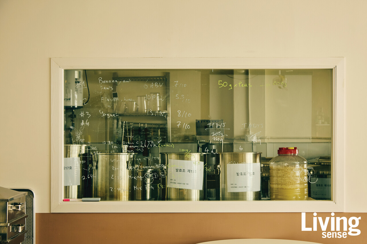 전통주를 사랑하는 호주인, 줄리아 멜로가 설립한 더술컴퍼니@thesoolcompany. 모두가 맛있게 즐길 수 있는 술을 만들고자 하는 이들이 조셉 리저우드 셰프와 손을 잡았다. 수십 번의 시음을 거친 끝에 완성된 산초 막걸리는 개성과 익숙함이 조화롭게 어우러지는 술이다.