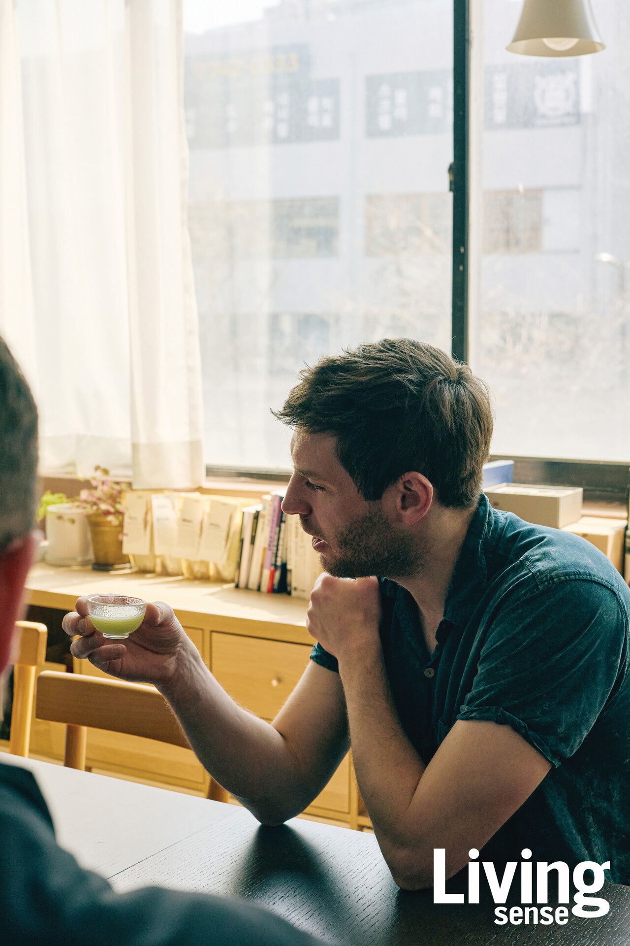 산초 막걸리의 제작 과정에 대해 더술컴퍼니의 양조사와 디자이너, 그리고 조셉과 브린 셰프가 함께 이야기를 나누는 모습.