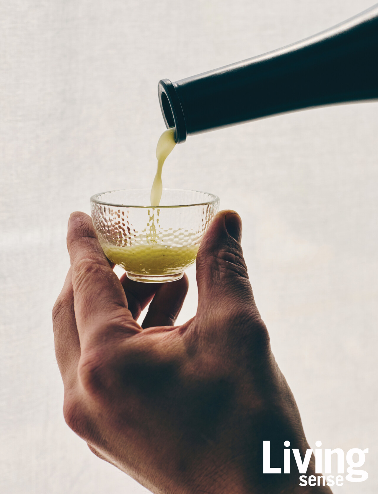 초록빛을 띠는 산초 막걸리는 목 넘김이 부드럽고, 산초 특유의 향이 은은하게 남는다.