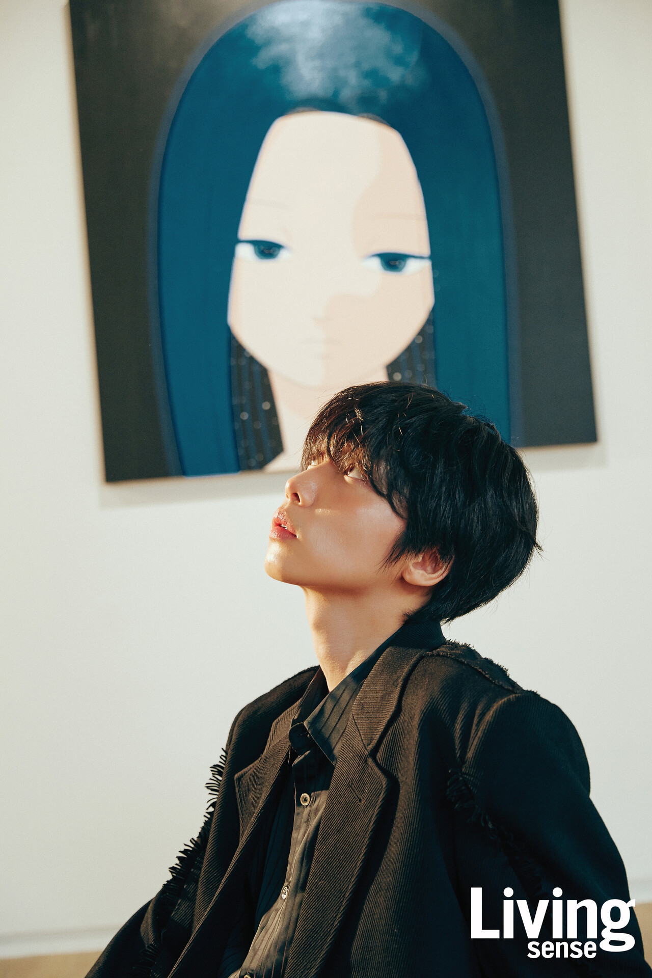 어딘가를 향한 세운의 시선 너머로 짙은 블루 헤어의 소녀가 응시하는 이예진 작가의 그림이 걸려 있다. Yelin Lee, ‘Space-2’, Acrylic on canvas, 91×91cm, 2023