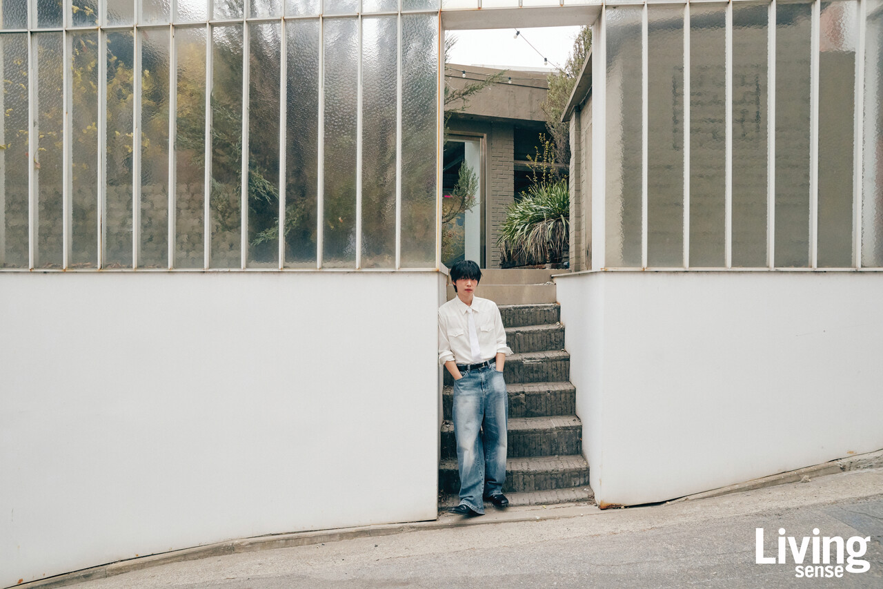 때론 영화일 수도, 드라마일 수도 있다. 무엇이든 그것을 매개로 깊은 감정과 대화를 나누다 보면 곡에 대한 실마리가 문득 떠오른다고 세운은 말한다.