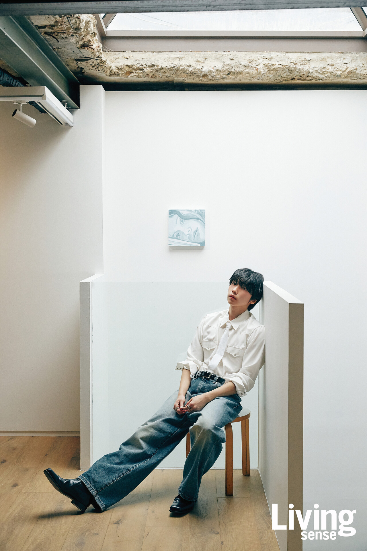 책을 베고 잠든 소녀의 얼굴 위로 푸른 밤이 벽에 가득 스민다. Jiyoon Jeong, ‘A book pillow’, Oil on canvas, 27.3×27.3cm, 2023.