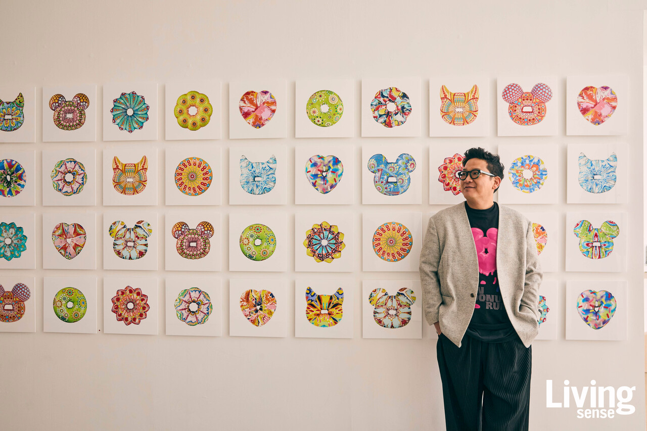 아트앤에디션과 협업한 100점의 도넛 에디션 앞에 선 김재용 작가