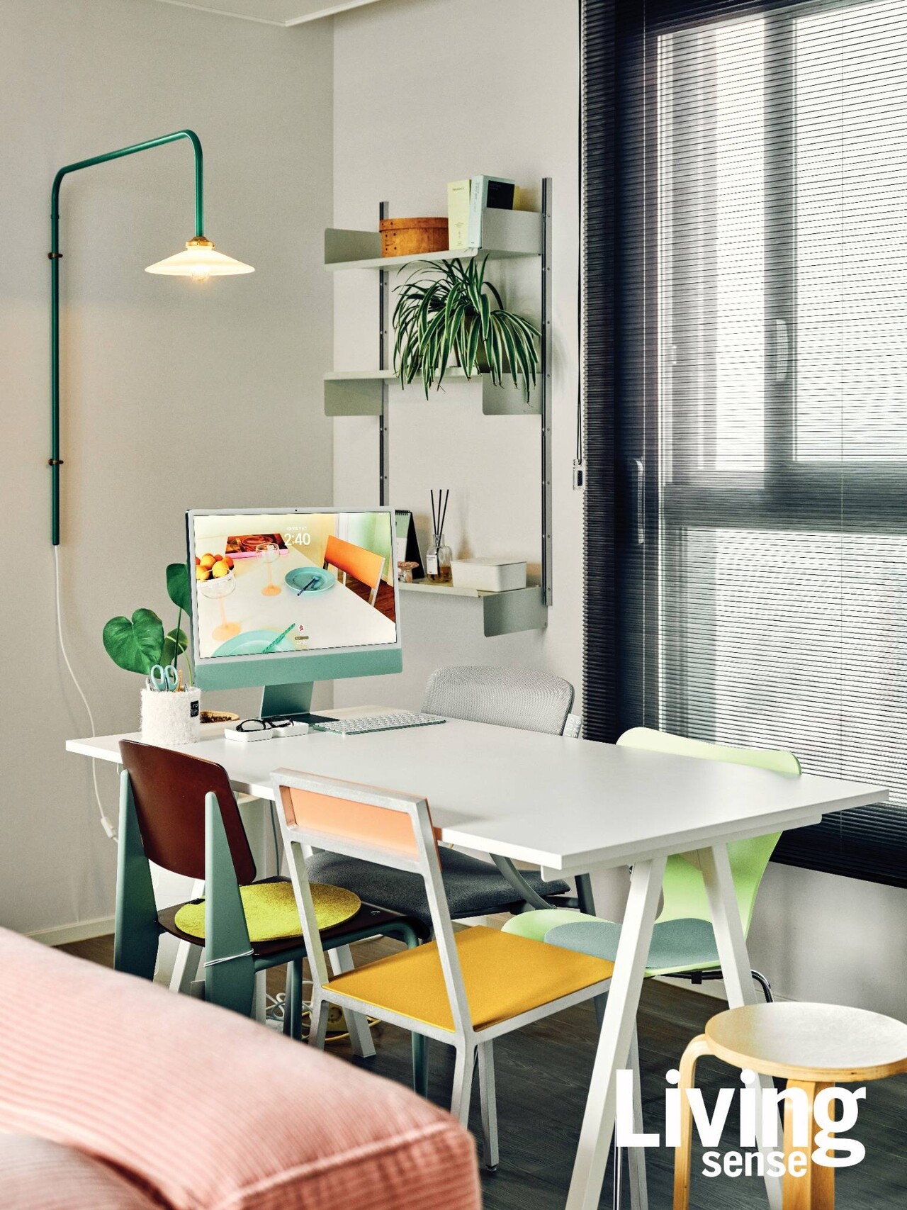 거실 한쪽에는 신여록 씨의 작업 공간이 있다. 원래 작업 방에 두었던 이케아 트로텐Trotten 책상을 바깥으로 옮겨둔 것. 의자는 모두 빈티지 제품이다. 비트라Vitra의 스탠다드 체어Standard Chair, 프리츠한센Fritz Hansen세븐 체어Seven Chair, 발레리 오브젝트Valerie Objects의 알루 체어Alu Chair를 조합해 사용 중이다.