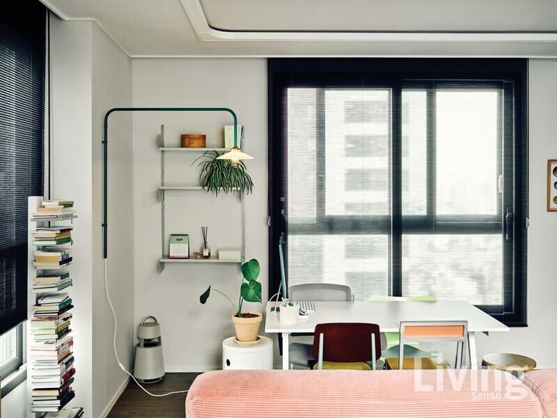 초록색 철제 조명은 발레리 오브젝트의 행잉 램프 no.5. 조명 위치를 조절할 수 있어 활용도가 높다.