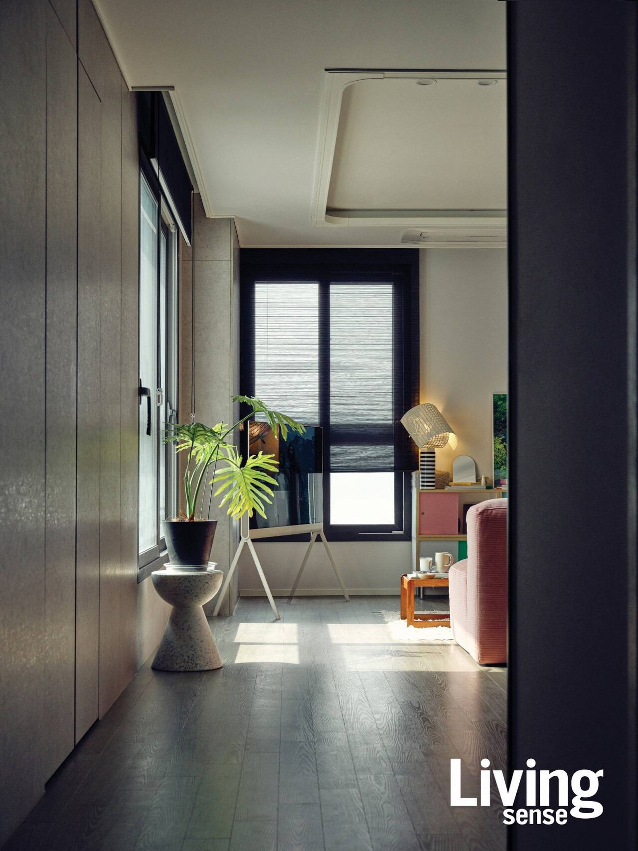 분홍색 모듈형 소파는 위키노Wekino의 디드 소파Deed Sofa. 거실 캐비닛은 직접 디자인한 모르하우스의 ‘알록’ 캐비닛.