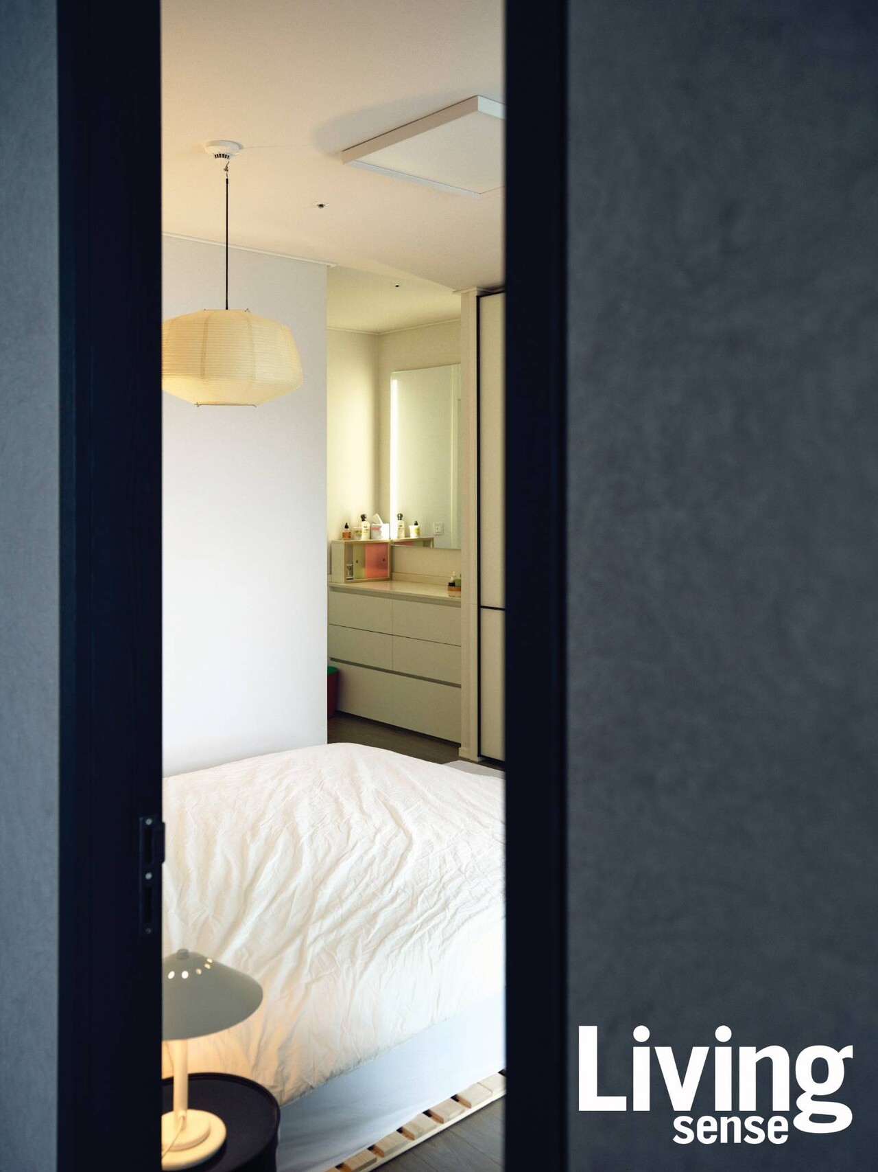 미니멀하고 깔끔한 분위기의 침실 침대 위 전등갓은 하우스 닥터House Doctor의 비다르Bidar.