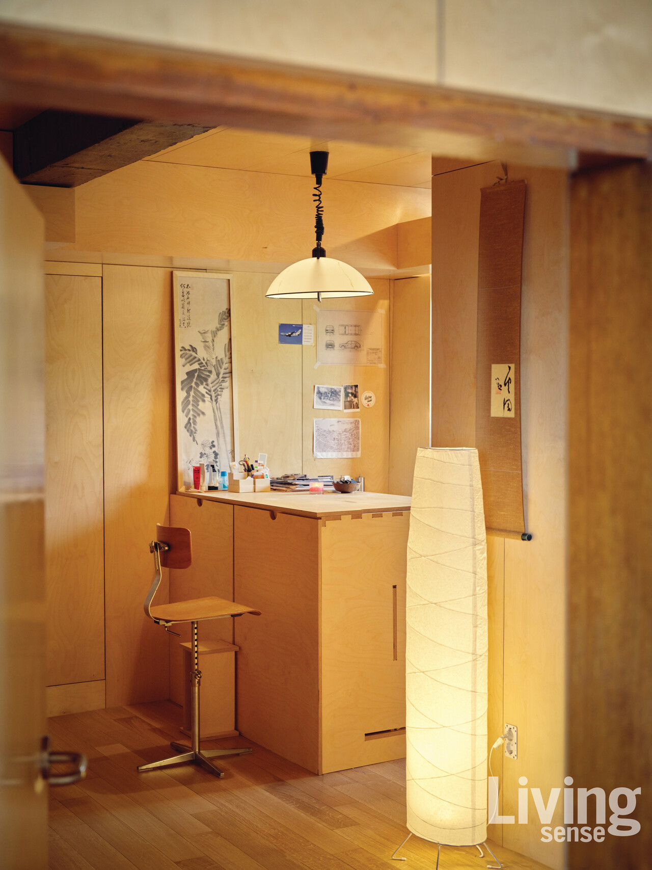 주방의 수납장 겸 책상. 의자와 조명은 빈티지 마켓에서 구입한 제품이다. 책상 위에는 중고 거래로 구매한 구한말의 화가 우향 임경수가 그린 ‘파초도’를 놓았다.