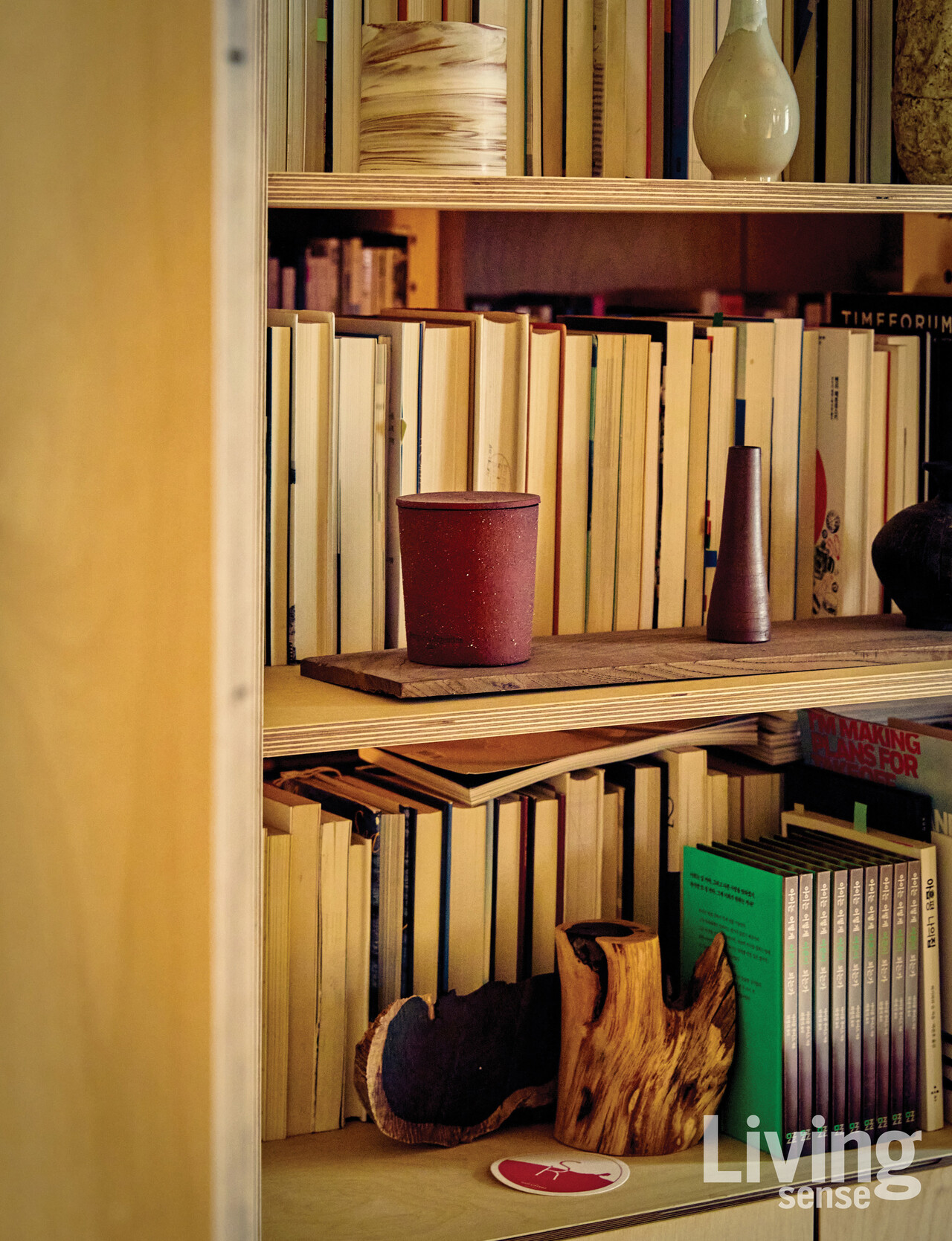 스튜디오 식목일@studio_sikmokil과 함께 만든 책장. 북엔드는 아프리카 흑단으로 만든 것.