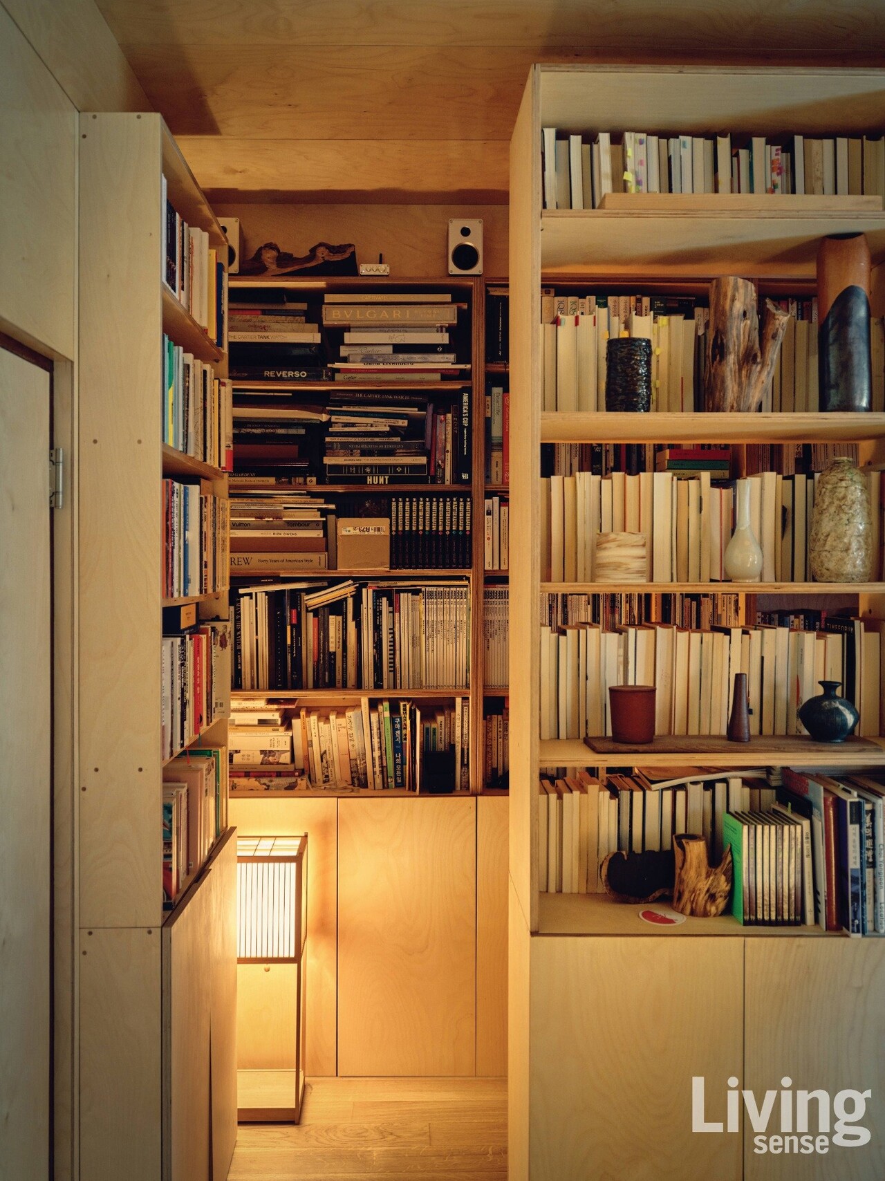 계단을 수십 번 오르내리며 옮긴 책들이 빼곡히 꽂힌 책장. 책장 위에는 스피커를, 아래에는 빈티지 조명을 놓았다. 조명 안에는 이케아 스마트 전구를 넣어, 조도 조절이 가능하도록 했다. 실용성과 감성이 공존하는 모습이다.