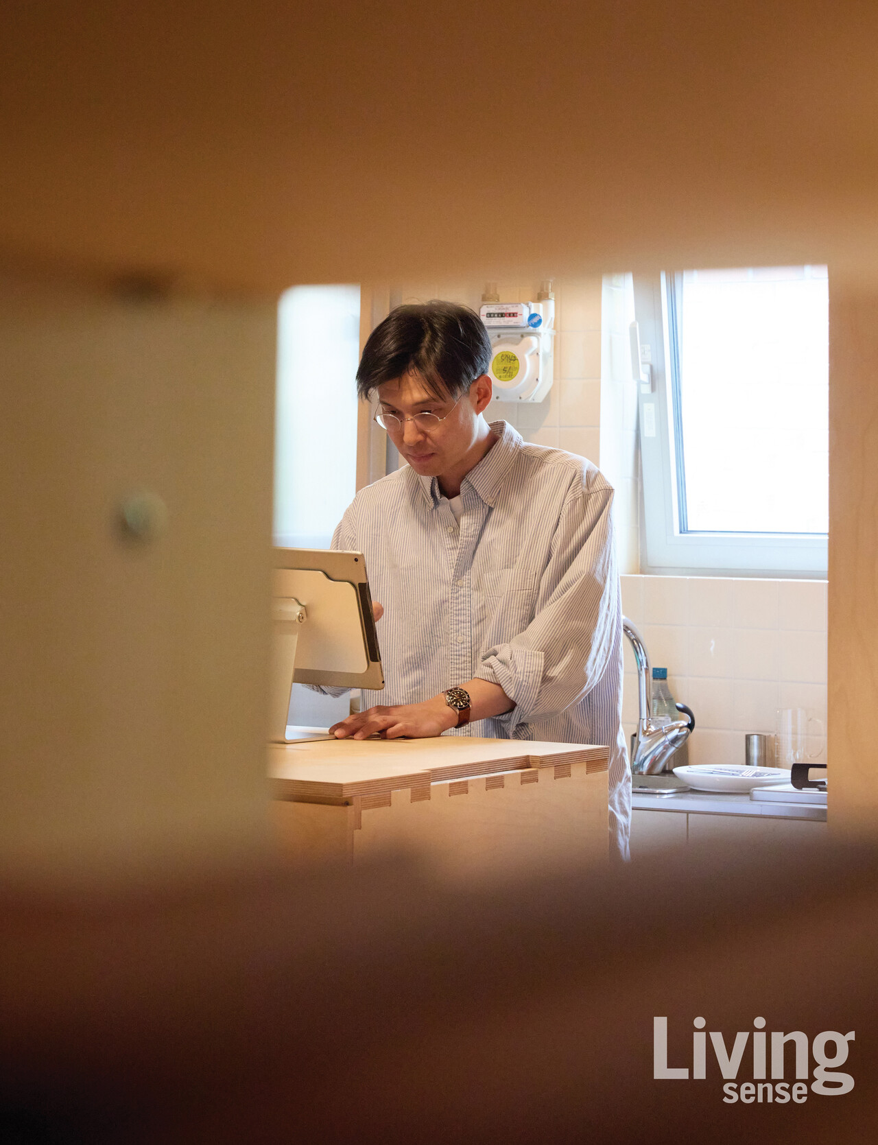 〈크로노스〉,〈에스콰이어〉,〈아레나옴므플러스〉등을 거쳐 현재 프리랜서로 활동하는 박찬용 에디터. 그는 가장 효율적인 방식으로 기능과 취향 사이의 균형을 맞춰 집을 꾸몄다.