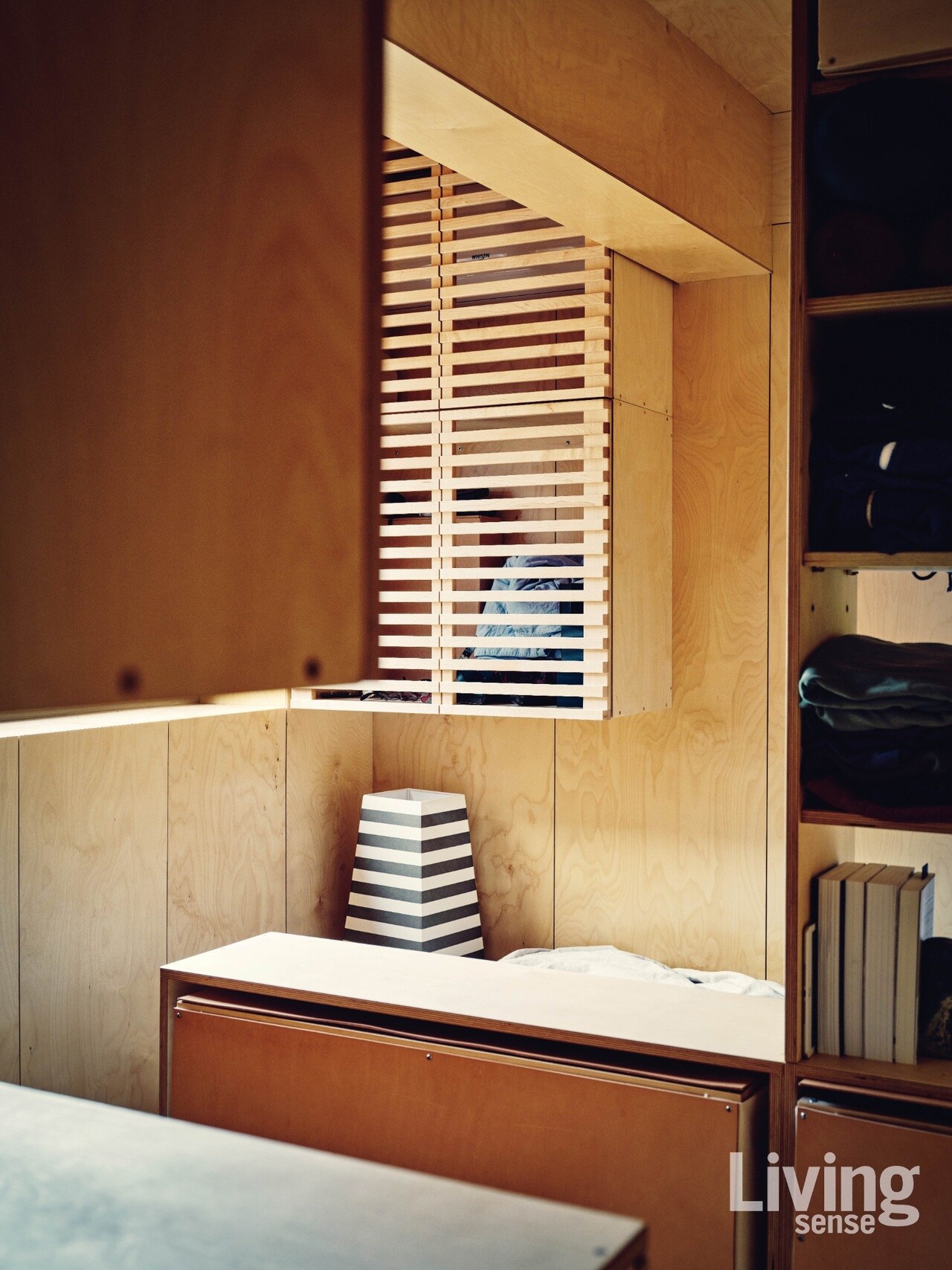 침실의 서랍장도 모두 스튜디오 식목일과 맞춤 제작했으며, 박스형 옷장의 가죽은 공방 ‘카피 오브 카피@copyofcopy.diary’의 작업물.