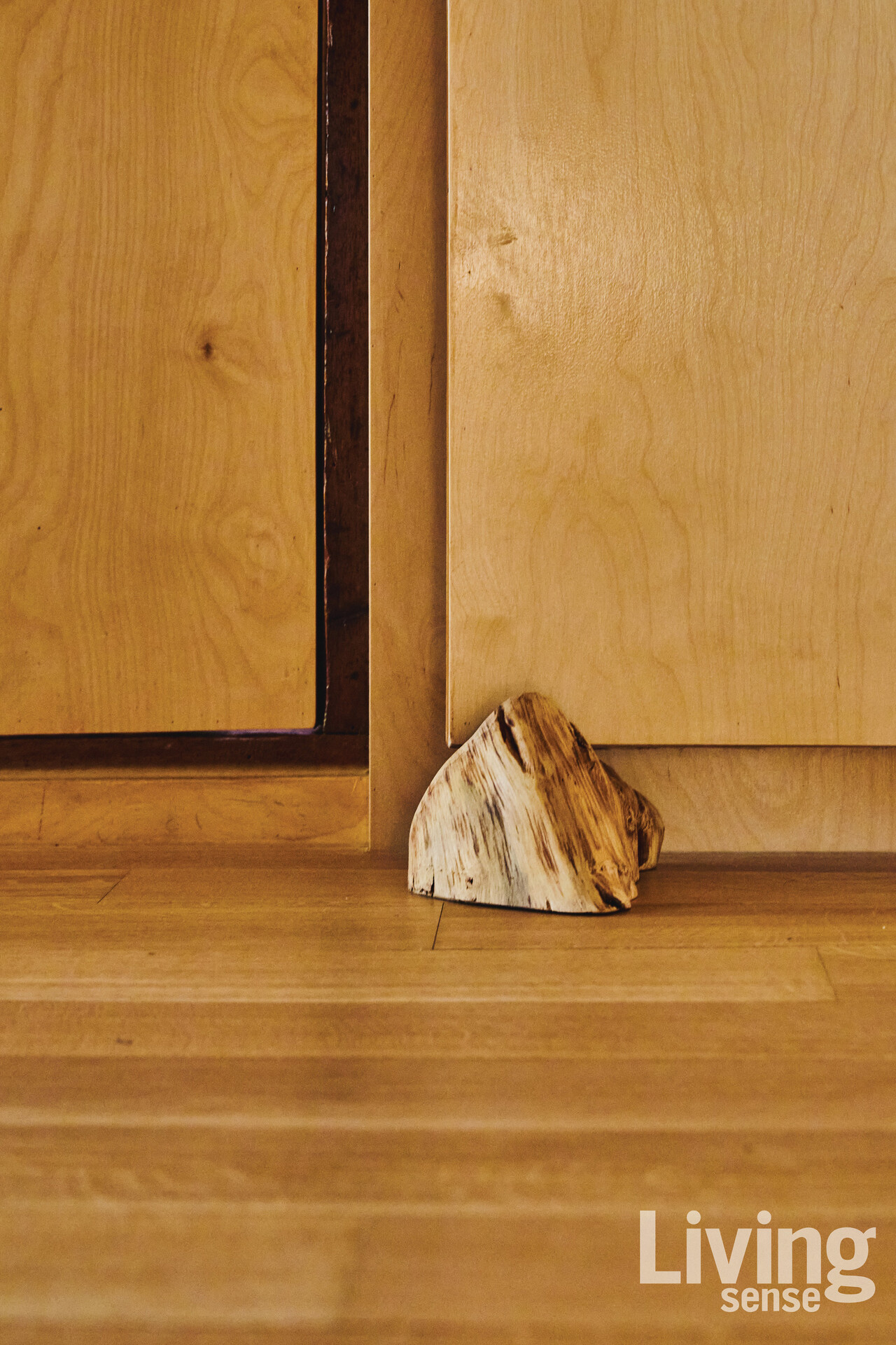 표면을 다듬어 도어스토퍼로 쓰고 있는 아프리카산 흑단 원목.