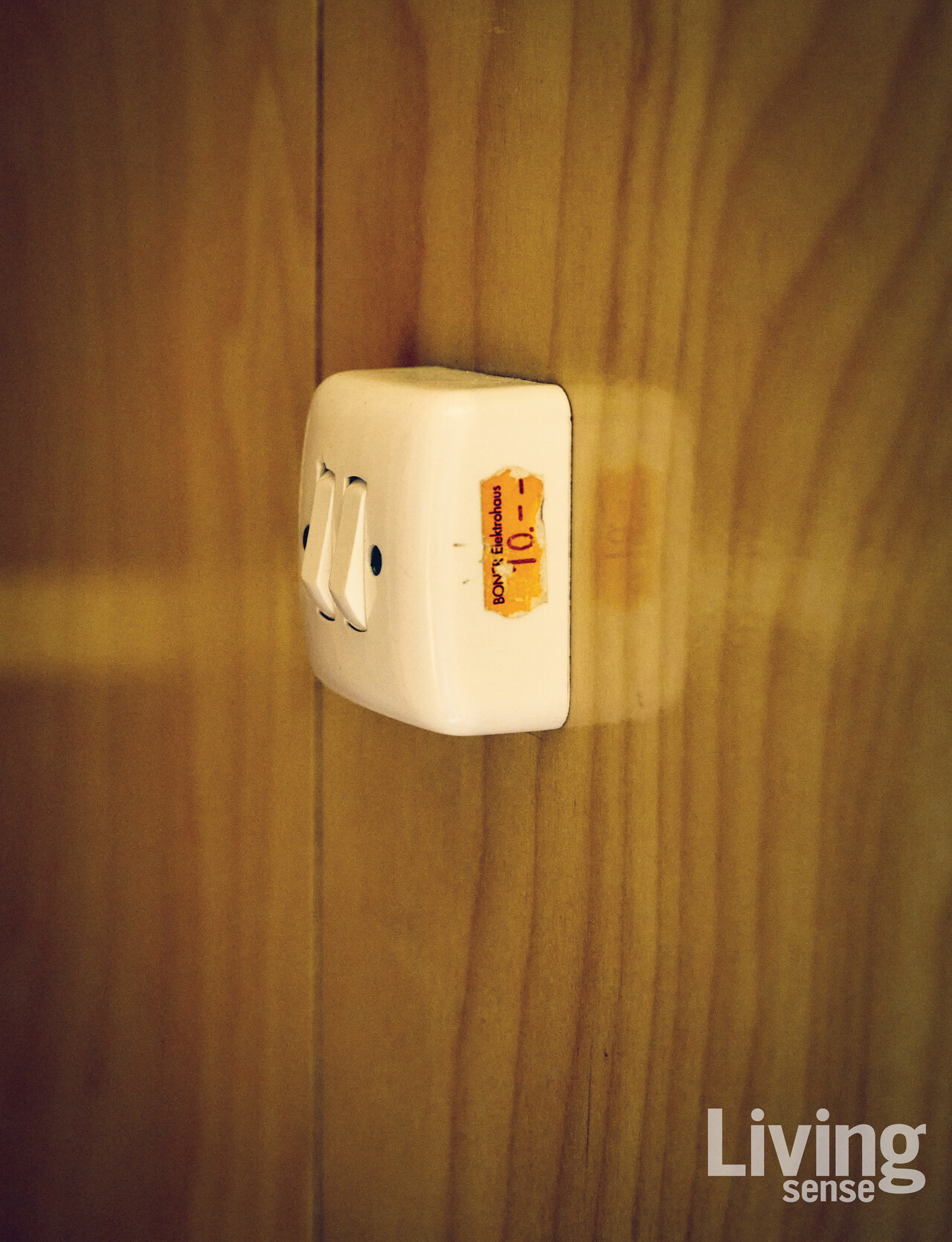 스위스 출장길에 사 온 스위치 중 하나. 초인종으로 밝혀져 쓰지 못한 것은 지금도 서랍 한쪽에 간직하고 있다.