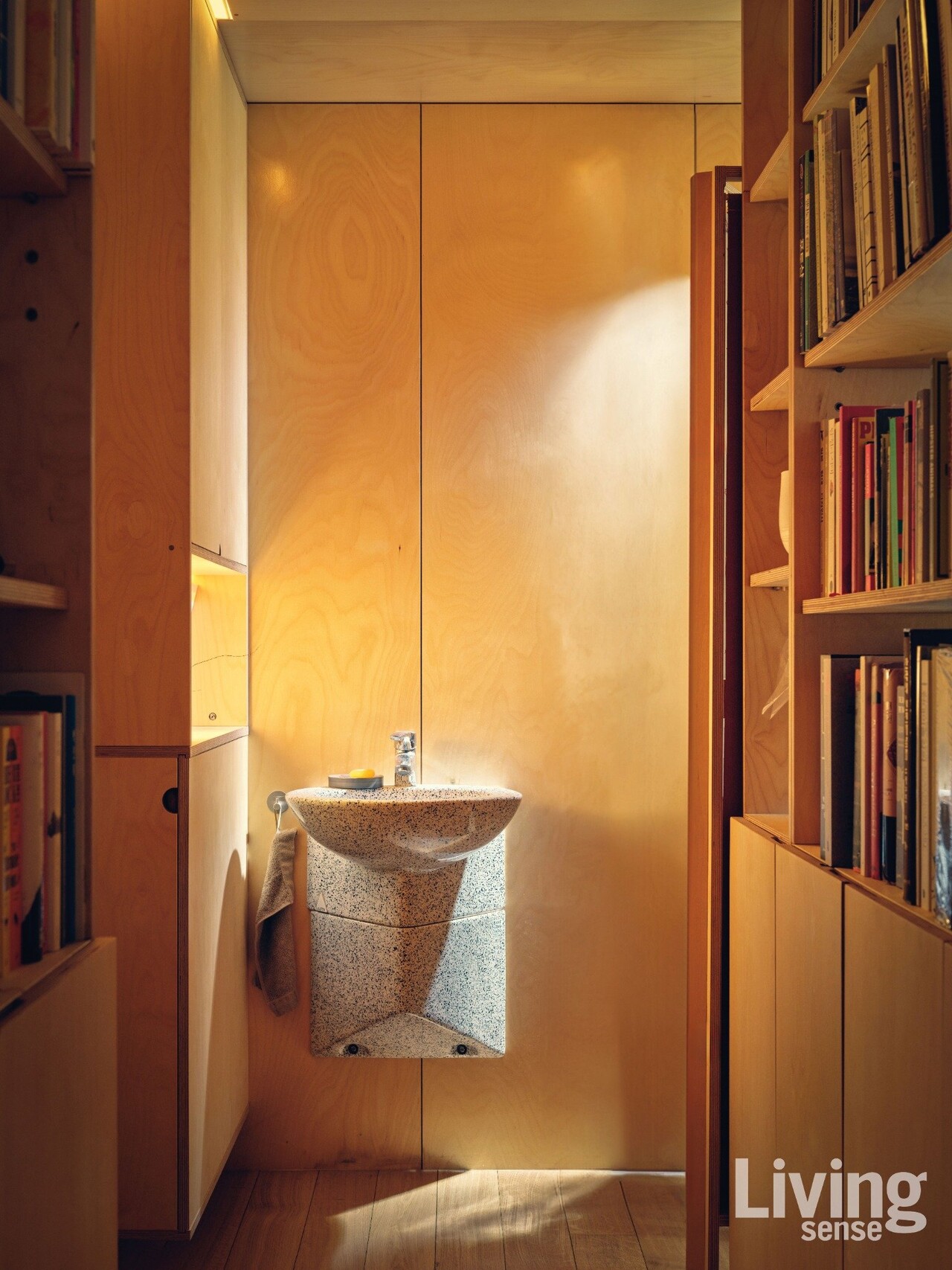 1990년대에 제조한 라우펜의 세면대. 학동역 지하상가에서 우연히 발견한 것으로, 코로나19 시기 집수리를 시작하며 설치했다.